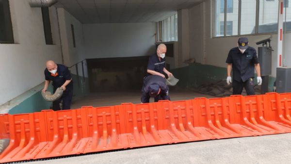 风雨中逆行，守护里的担当??——物业集团全力筑牢防汛安全屏障